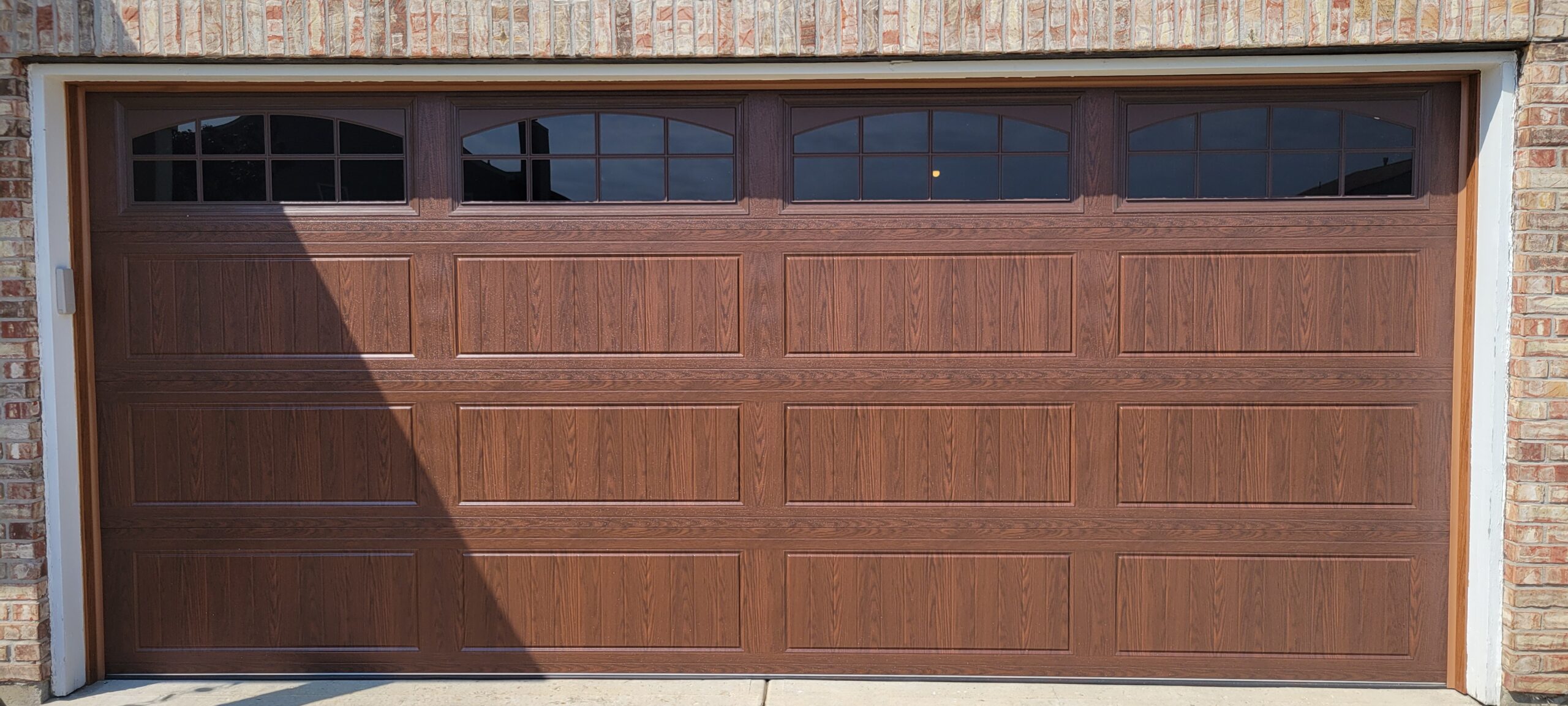 Doorlink 3640 16x7 Steel Back Insulated Oak Woodgrain Garage Door w/ Insulated Stockton Arch Glass